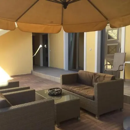 Marinos Yellow Apartament